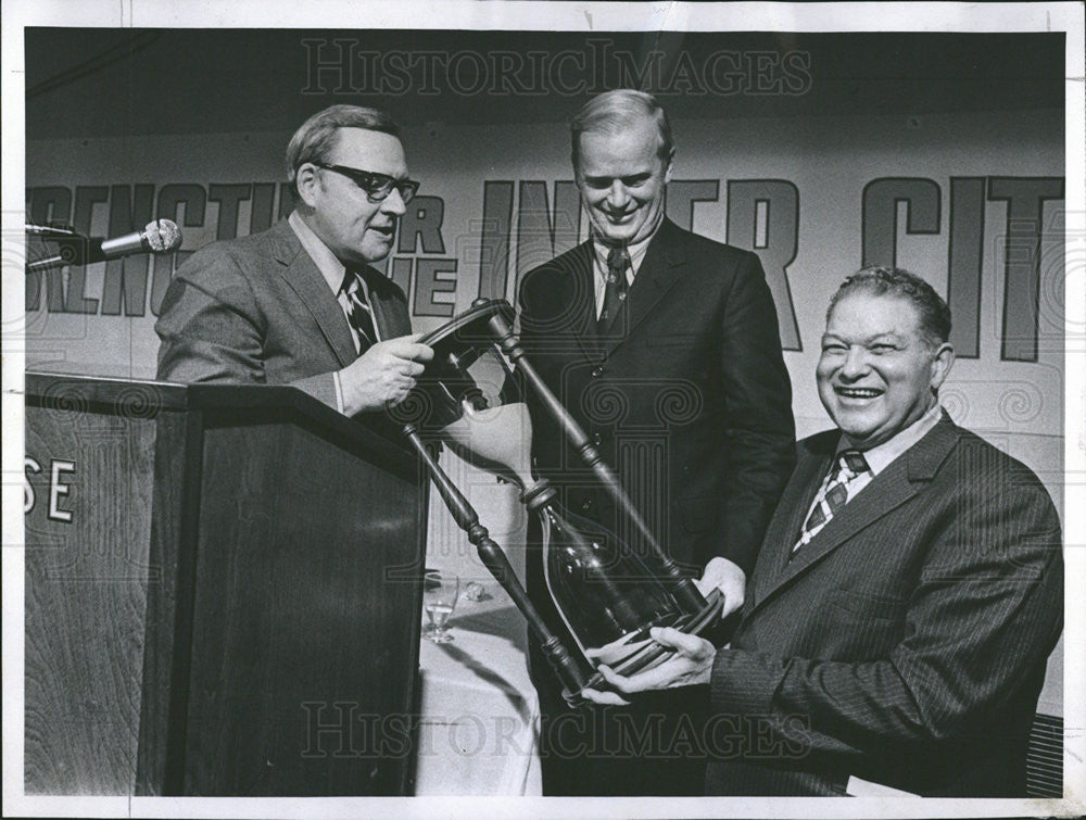 1971 Press Photo Eric N. Nelson Accepts Man of the Year Award - Historic Images