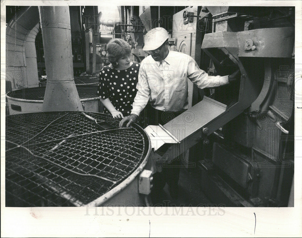 1987 Press Photo Clarence Anthony mayor South Bay Roastmaster machine - Historic Images