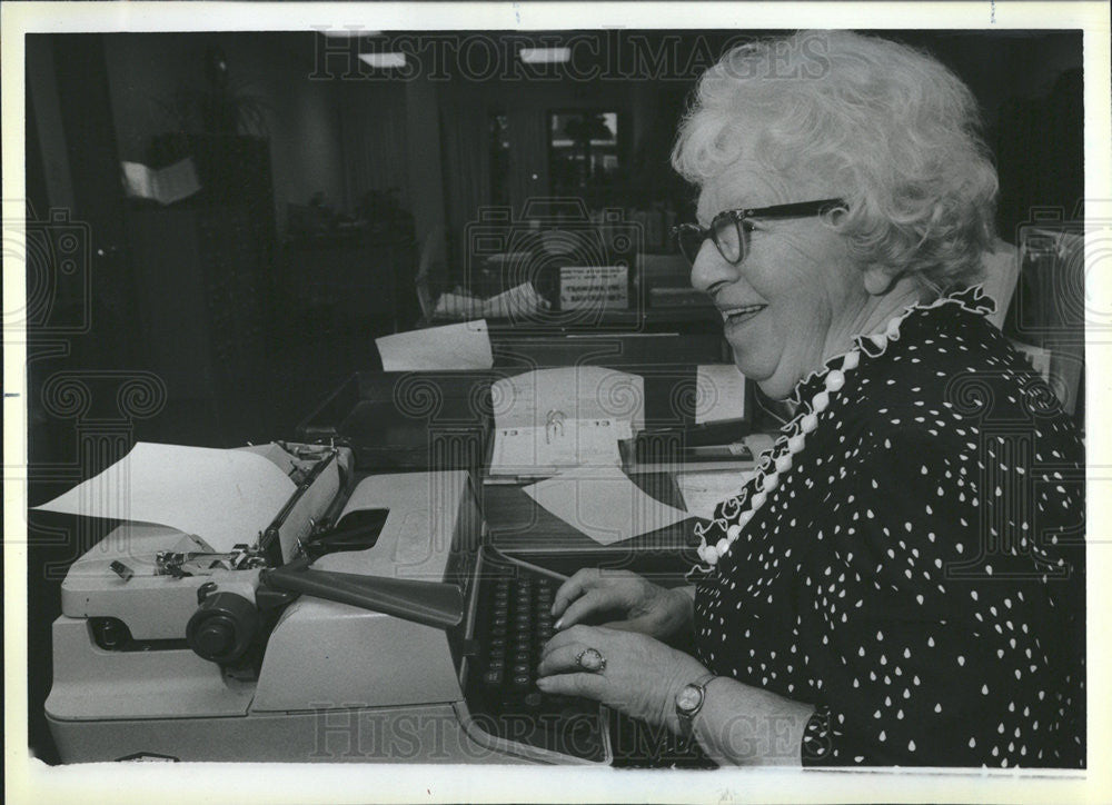 1986 Press Photo Not Gertrude Schwartz Been Working for the Illinois Public Aid - Historic Images