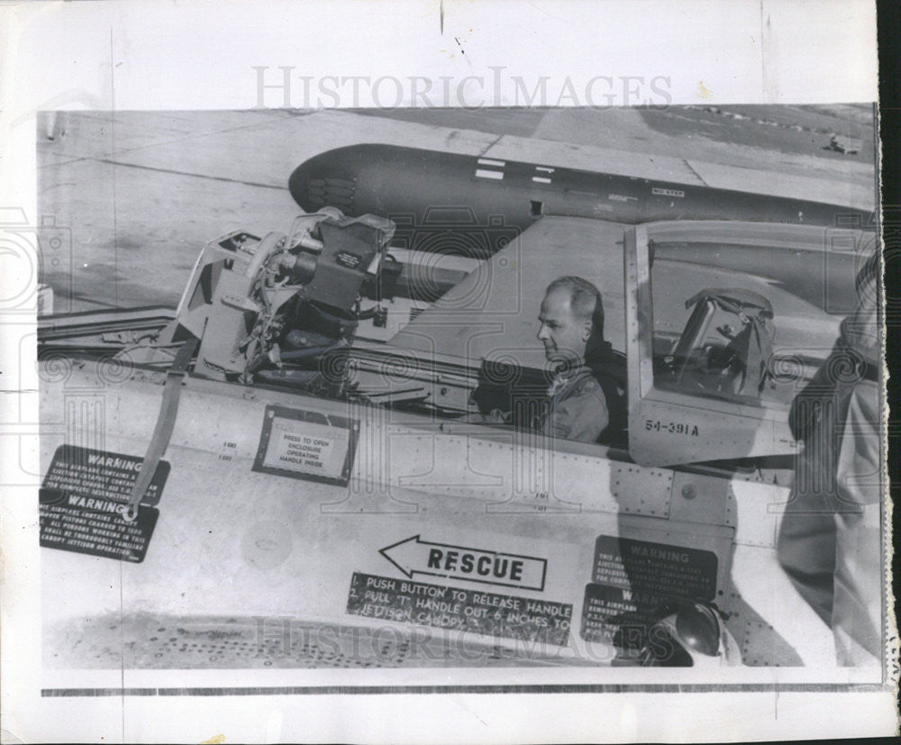 1959 Press Photo Gaylord Anton Nelson American Governor Rides Home In Jet - Historic Images