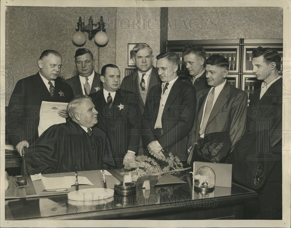 1936 Press Photo Oscar Nelson Chicago City Alderman Judge Payments Xmas Season - Historic Images