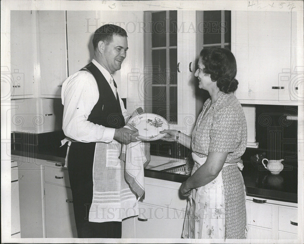 1946 Press Photo Newly elect County treasurer Louis Nelson helps his wife dishes - Historic Images