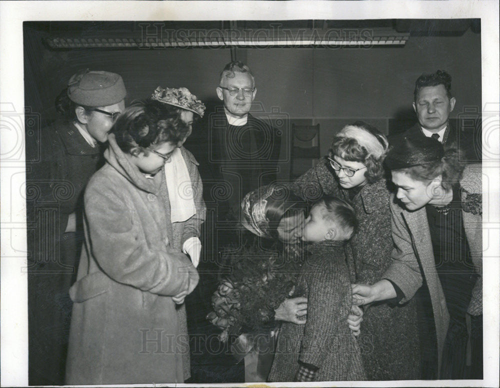 1960 Press Photo Mrs. Anne Prunskis embraces grandchildren - Historic Images