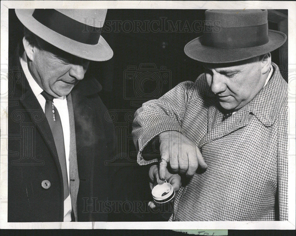 1961 Press Photo Det Anton Prunckle hold slug found at Murder scene - Historic Images