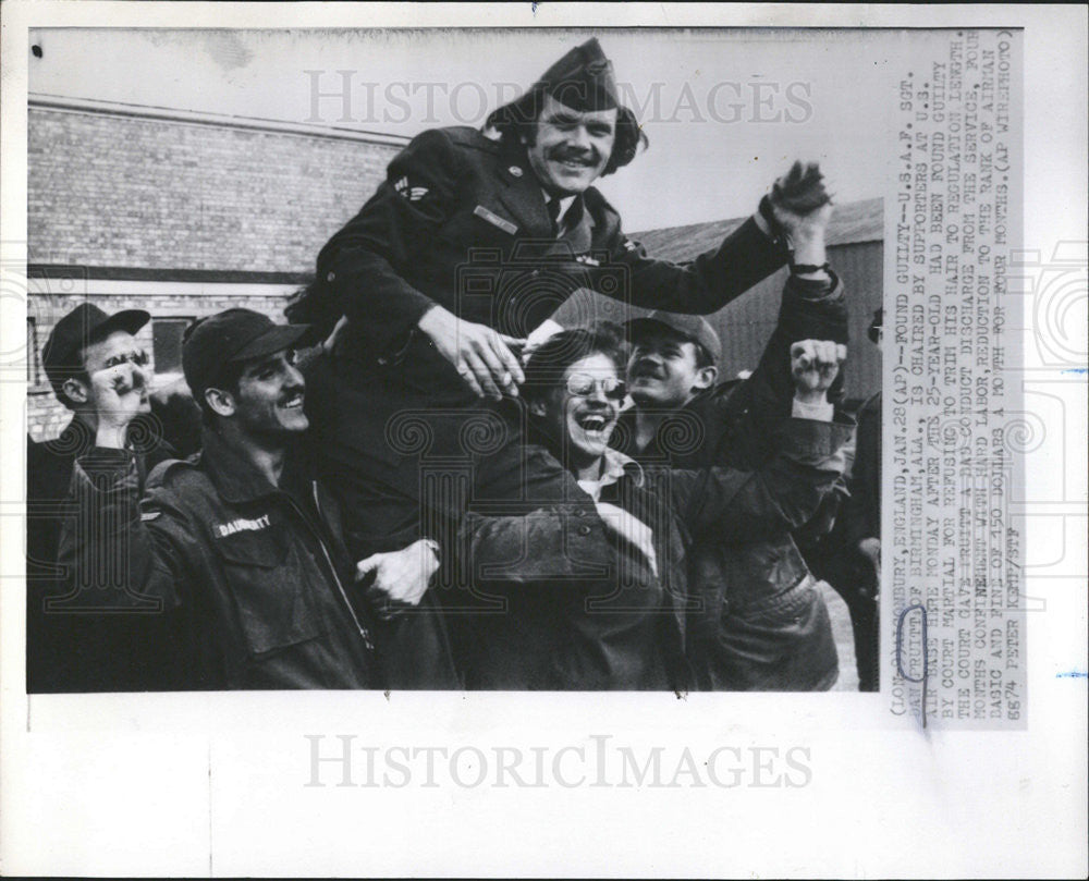 1974 Press Photo Sgt. Dan Pruitt chaired by supporters at US Air Base - Historic Images