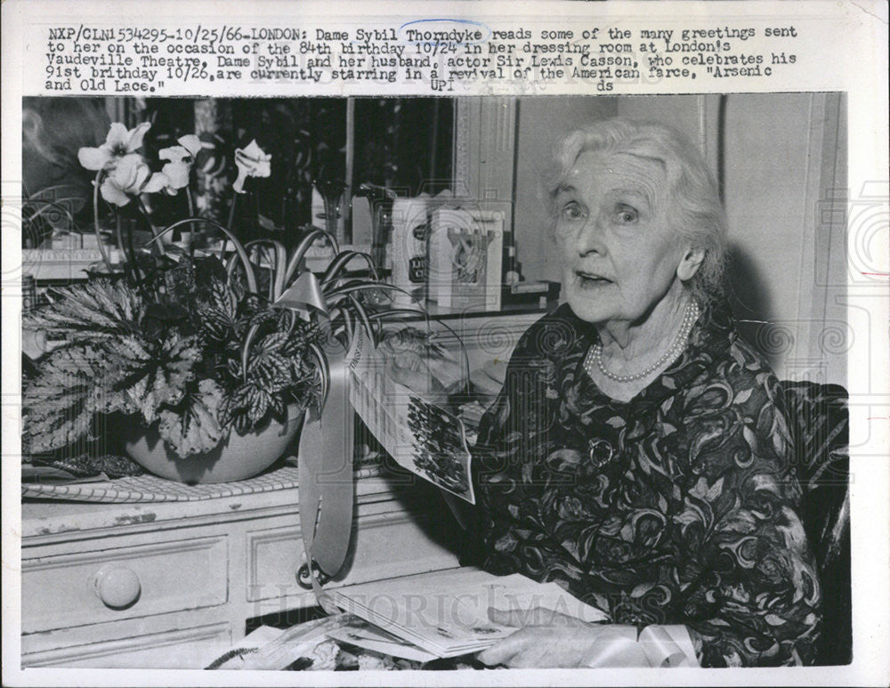 1966 Press Photo Dame Sybil Thorndike, reads her fan mails - Historic Images