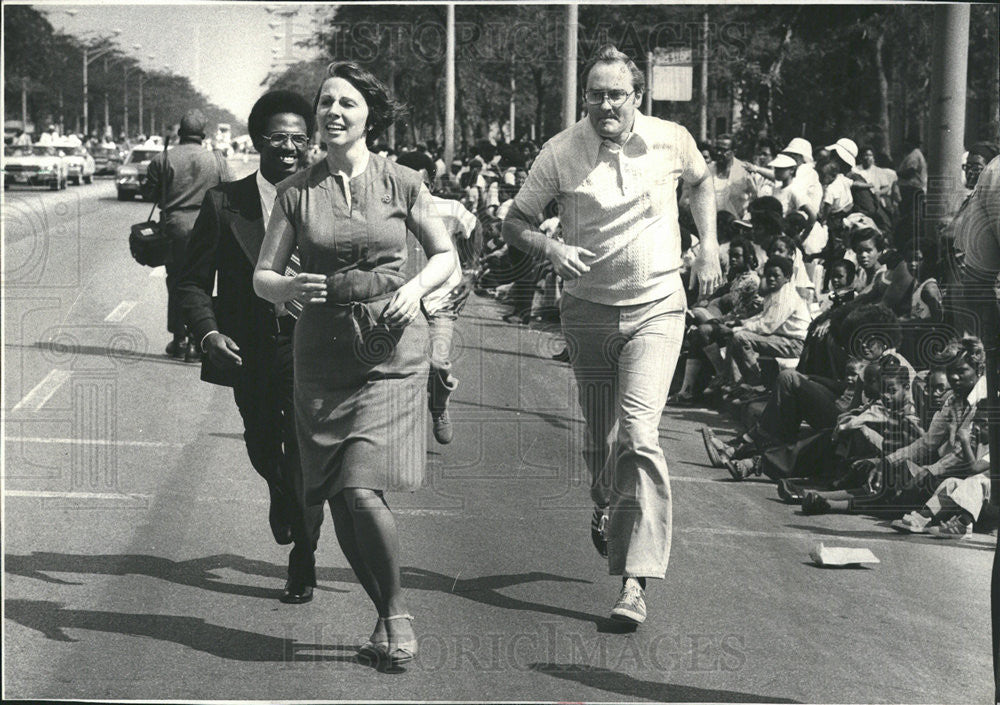 1977 Press Photo Gov. James Thompson and his wife Jayne at Bud Billiken Day - Historic Images