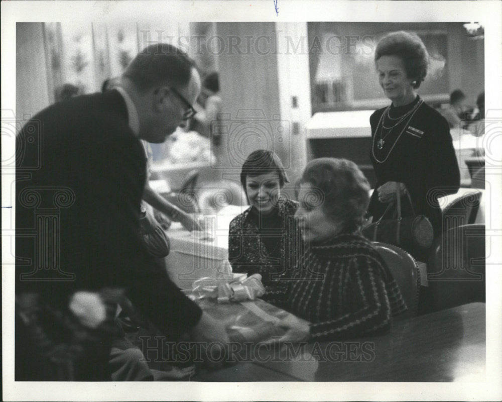 1975 Press Photo Jack Cotter Carson Chicago Adele Simpson Ardelle Tuma - Historic Images