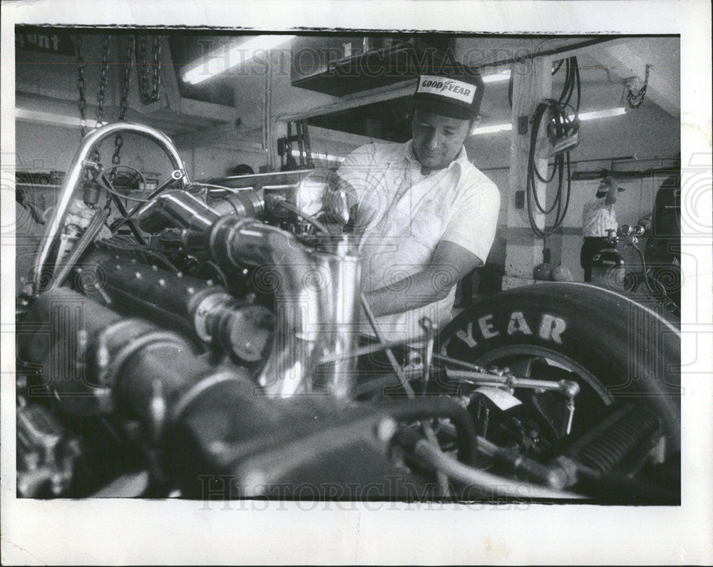 1976 Press Photo Dick Simon Car Racer works Drake Offy engine car 500-mile race - Historic Images