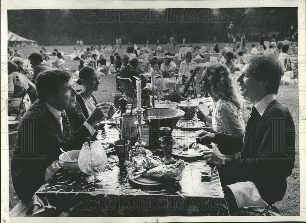 1975 Press Photo Lynne Turner Singer Husband Paul With Joan Weinstein  Goodman - Historic Images