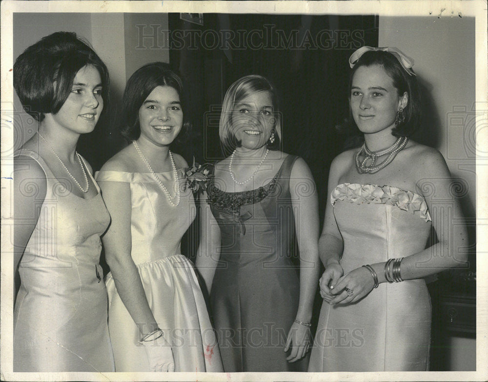 1965 Press Photo Susie Sivage Debutante Chicago Society - Historic Images