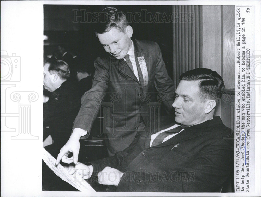 1963 Press Photo Joel Rhodes State Senate Robert Hall help Centerville Indiana - Historic Images