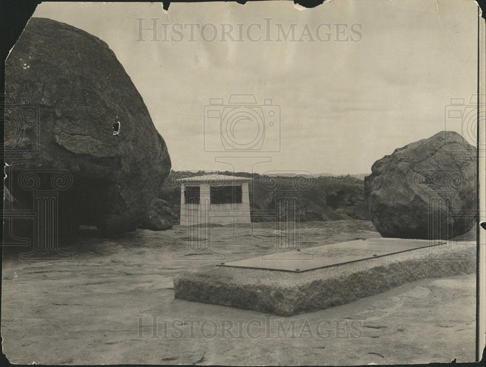 1925 Press Photo C.J. Rhodes African businessman&#39;s tomb Wales Prince Visits - Historic Images