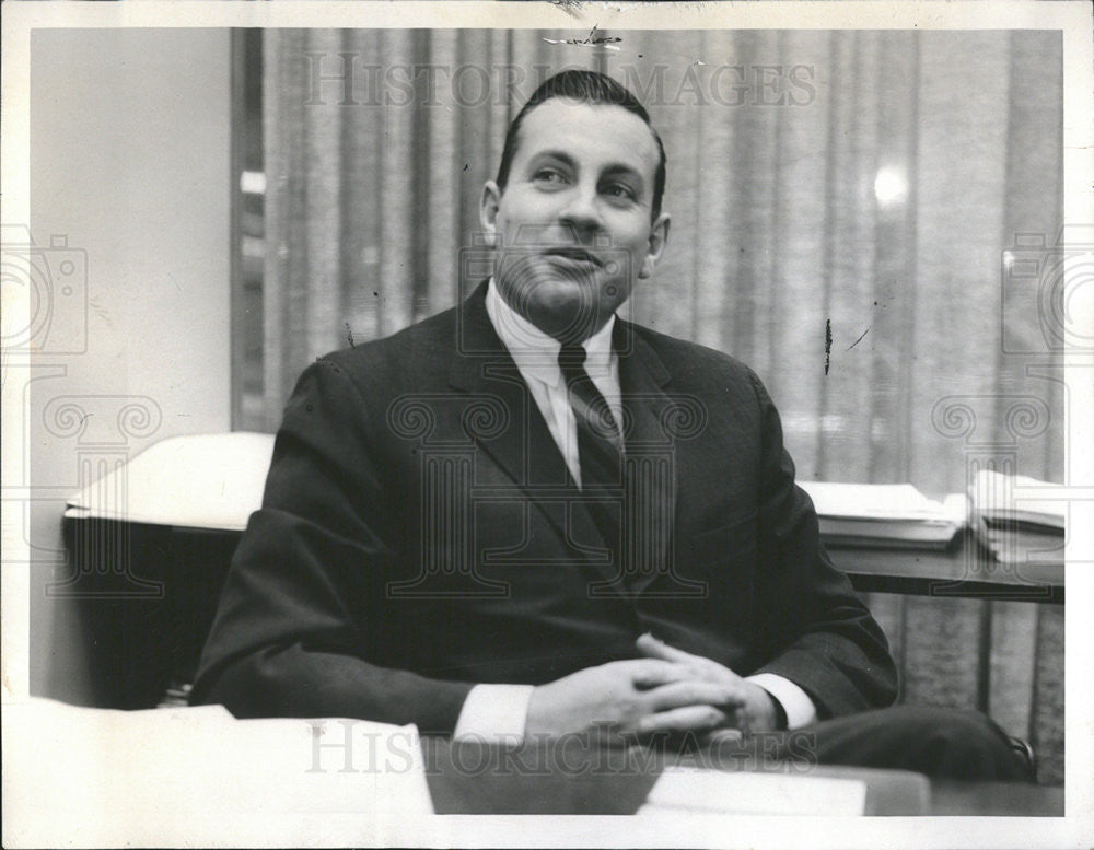 1960 Press Photo Richard Revnes Chicago International Trade Fair MD - Historic Images