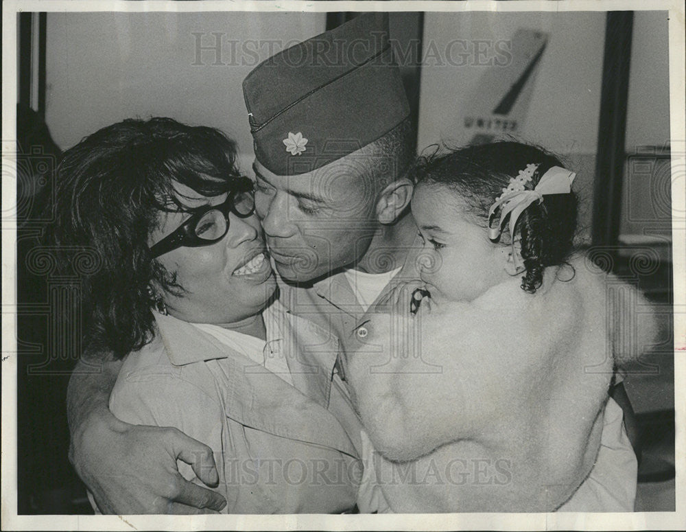 1965 Press Photo Major Felix Richard Mrs Vertrella Ricard Daughter Renata Maria - Historic Images