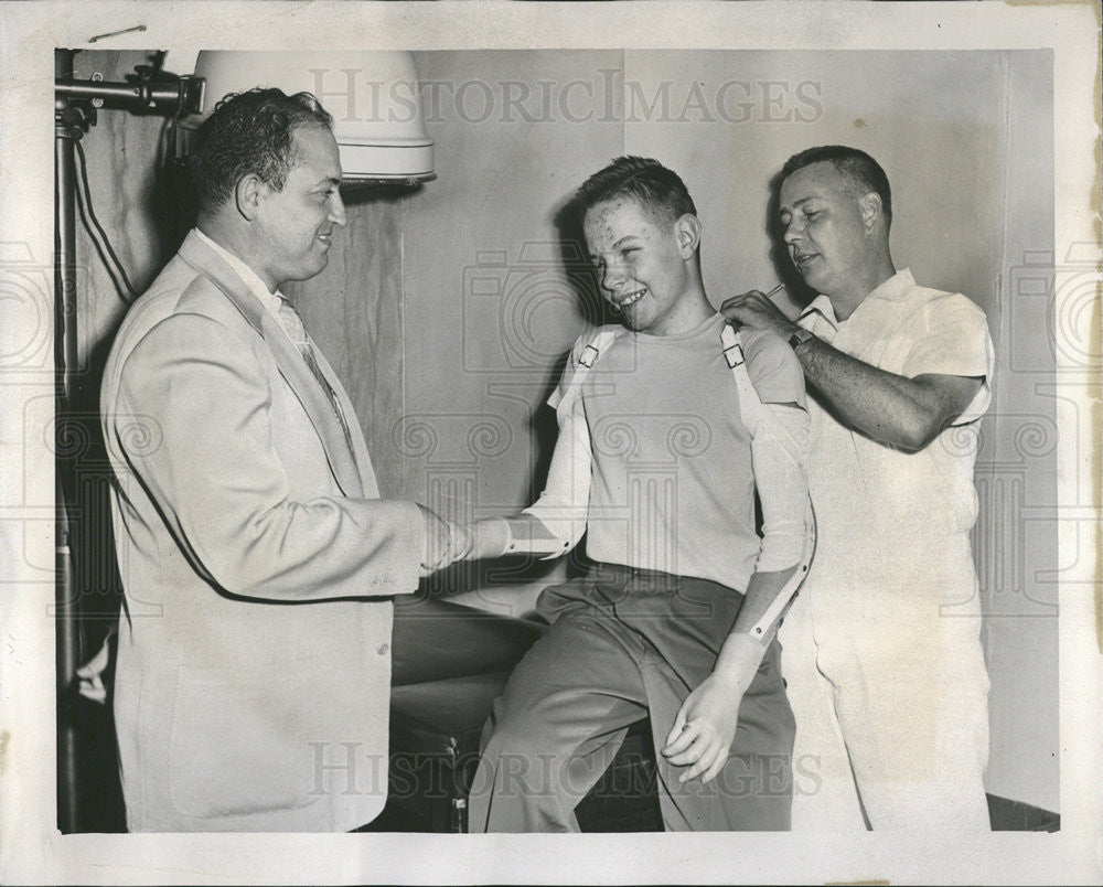 1955 Press Photo Danny Nellis shakes hands with Sheldon Brown &amp; Al Carlstrom - Historic Images