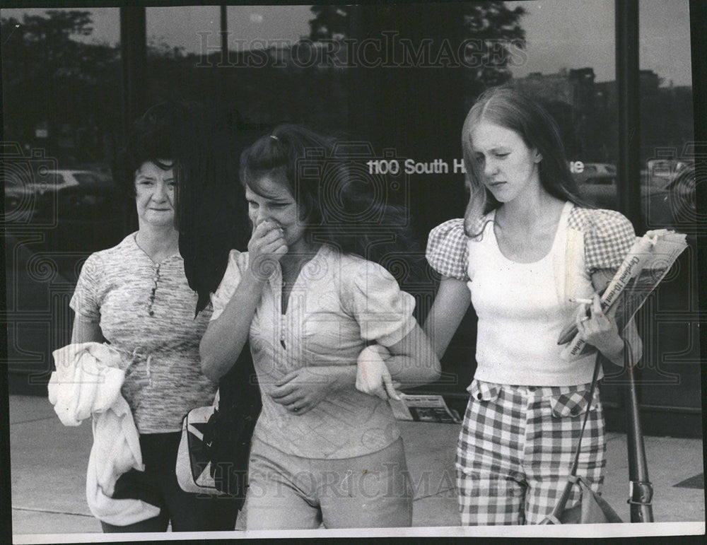 1974 Press Photo Cheryl Nelson leaves court after custody hearing of his son - Historic Images