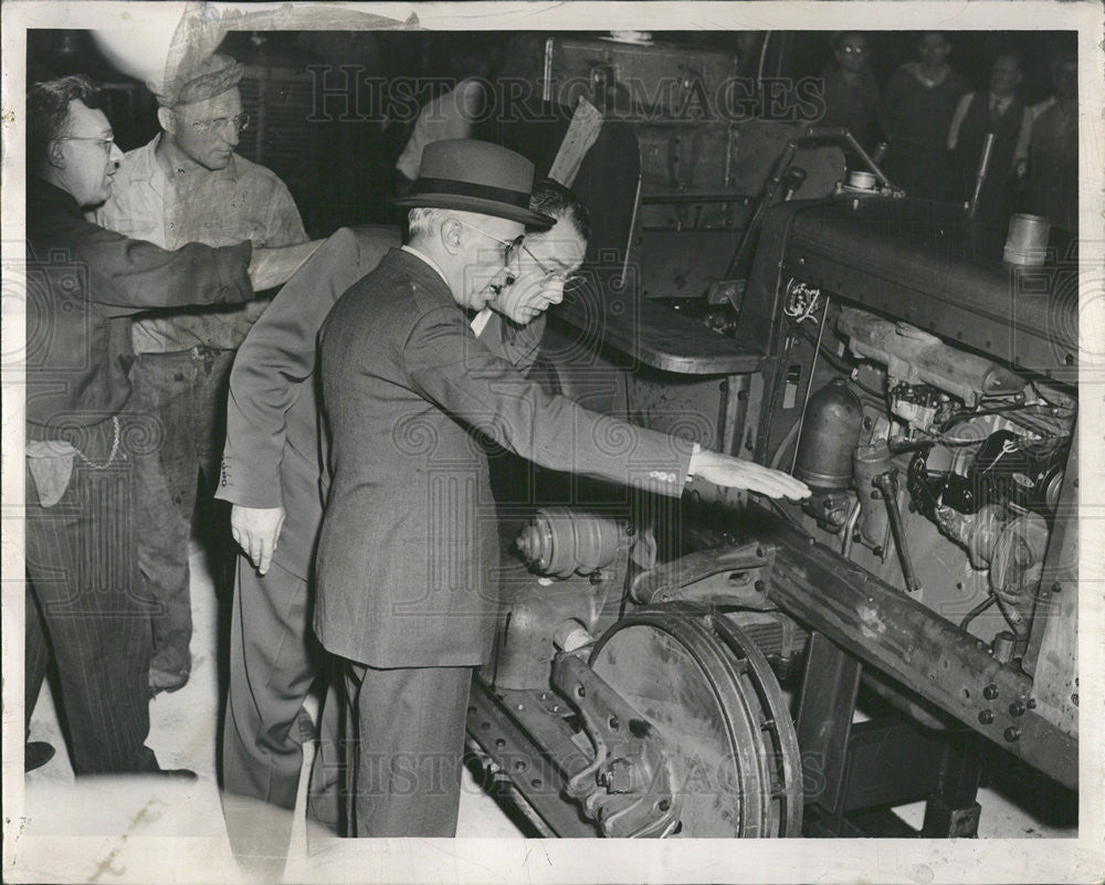 1949 Press Photo Nehru Harvester Tractor Manufacture Plant Menno Felber - Historic Images