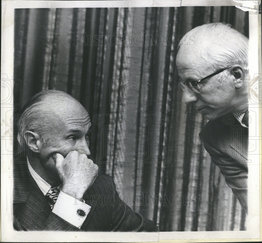 1971 Press Photo Allen E Neil Wieboldt&#39;s Board Chairman Confers Arthur K Muenze - Historic Images