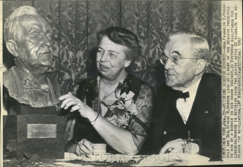 1942 Press Photo Mrs Franklin D Roosevelt Sen George W Norris Bust Pre Roosevelt - Historic Images