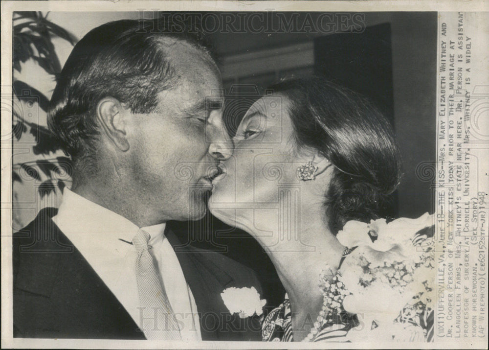 1948Press Photo Mrs.Mary Elizabeth &amp; Dr.Cooper Person Kiss before their Marriage - Historic Images