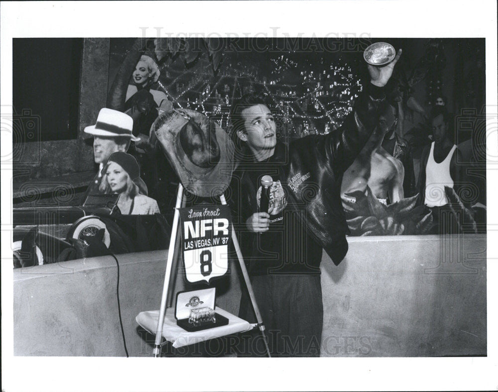 1994 Press Photo Luke Perry donating movie hat and memorabilia from his movie - Historic Images