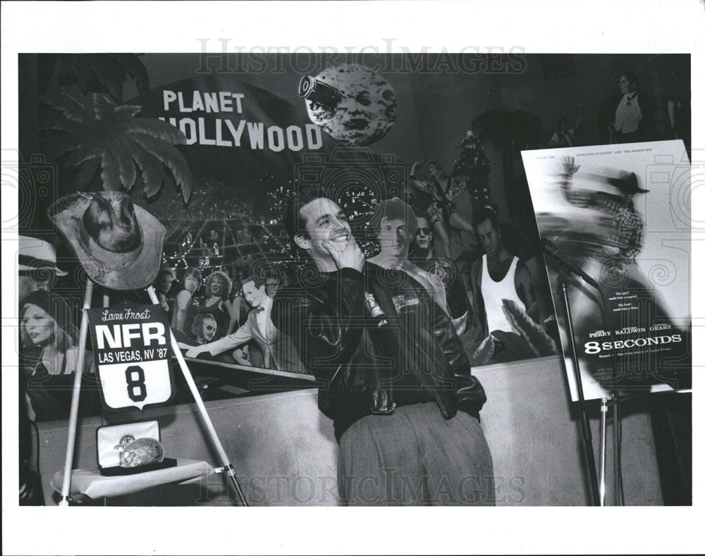 1994 Press Photo Luke Perry signs autograph outside Planet Hollywood - Historic Images