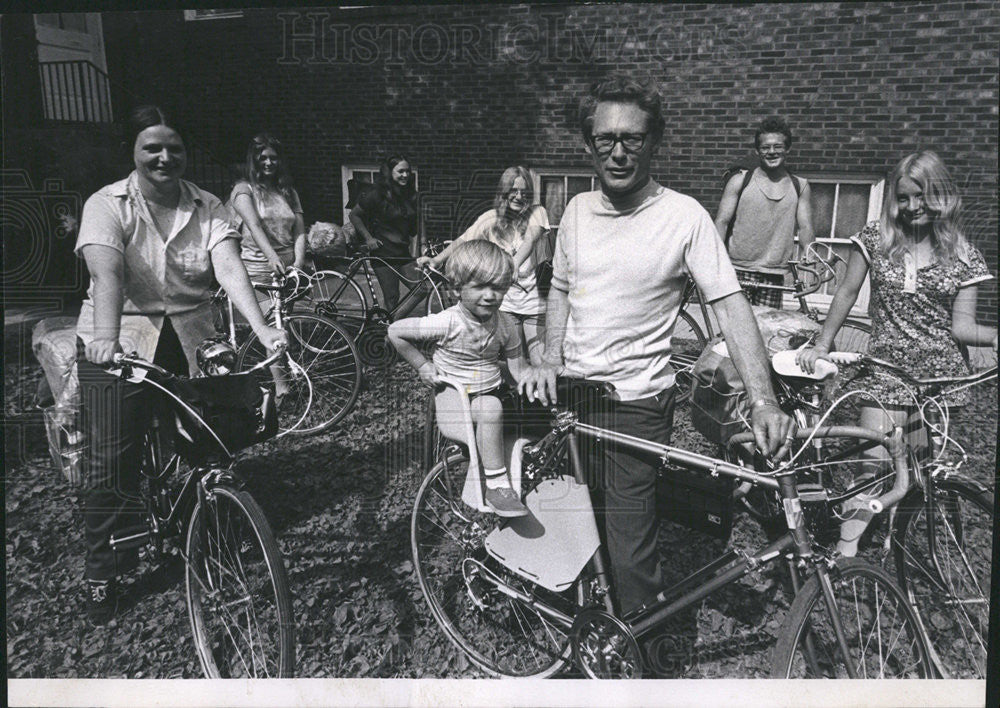 1972 Press Photo Rev Don Peterson Wife Children Bike Grip Northern Minnesota - Historic Images