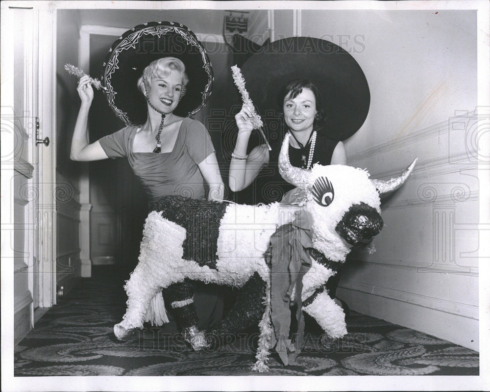 1962 Press Photo Mrs. Comer Plummer Jr. and Mrs. Harold Reskinwith a bull pinata - Historic Images