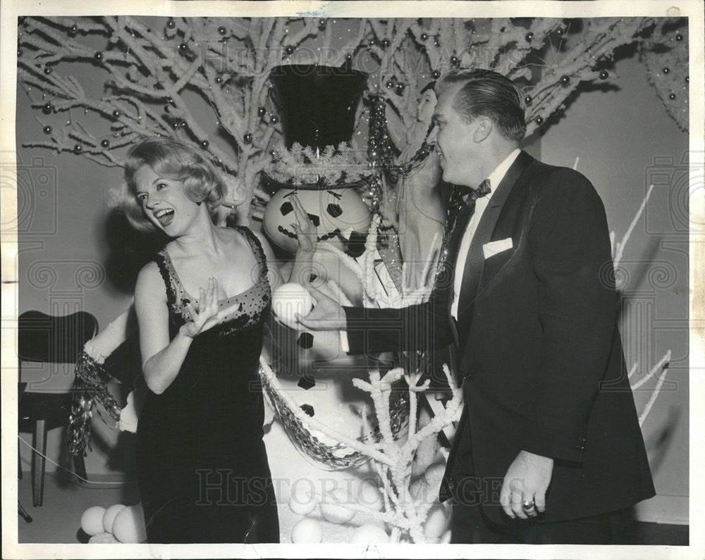 1964 Press Photo Mrs. Comer Plumber and Monroe Cockrell throwing snowball - Historic Images