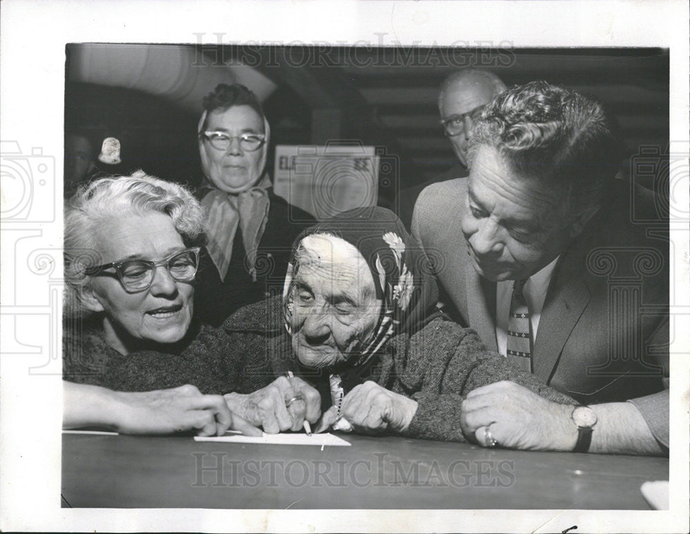 1960 Press Photo 101 year old Mary Poburka casting her first ballot - Historic Images