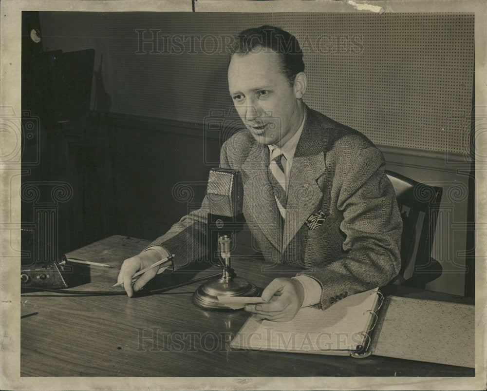 1948 Press Photo Ulmer Turner Editor Station WFMF Broadcasting Chicago Sun Times - Historic Images