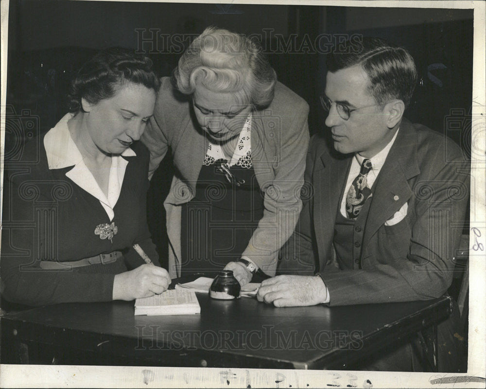 1942 Press Photo Roberta Eaton Sugar Registration - Historic Images