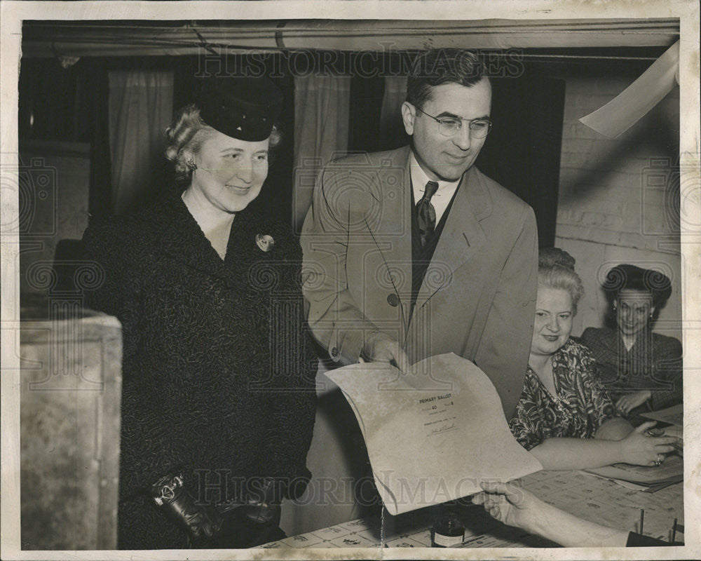 1944 Press Photo Mr and Mrs Michael Mulcahy voting - Historic Images