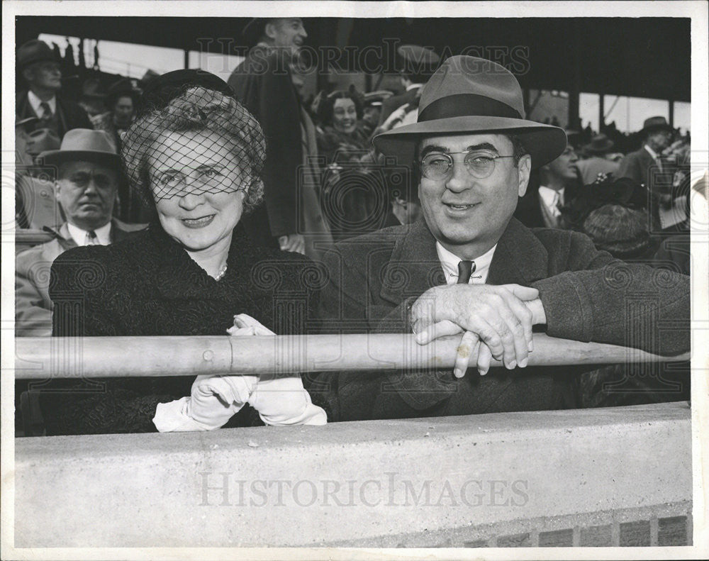 1945 Press Photo Sheriff and Mrs Michael Mulcahy at Wrigley field - Historic Images