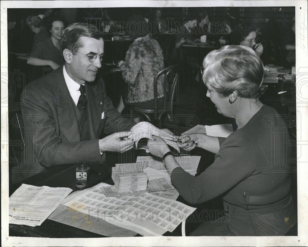 1943 Press Photo Michael Mulcahy with Isabel Magan registering to vote - Historic Images