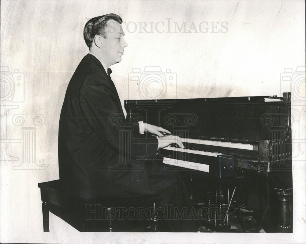 1953 Press Photo Wayne Muir, Band Leader in the Congress Hotel&#39;s Glass Hat. - Historic Images