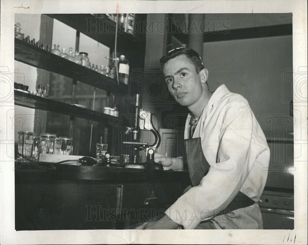 1952 Press Photo Karl H.Muench promising scientist at work in Laboratory. - Historic Images