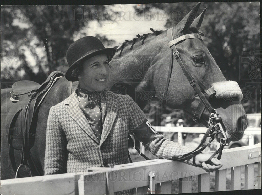 1927 Press Photo Mrs Swift Rancho Swifto Supper Dog Kennel - Historic Images