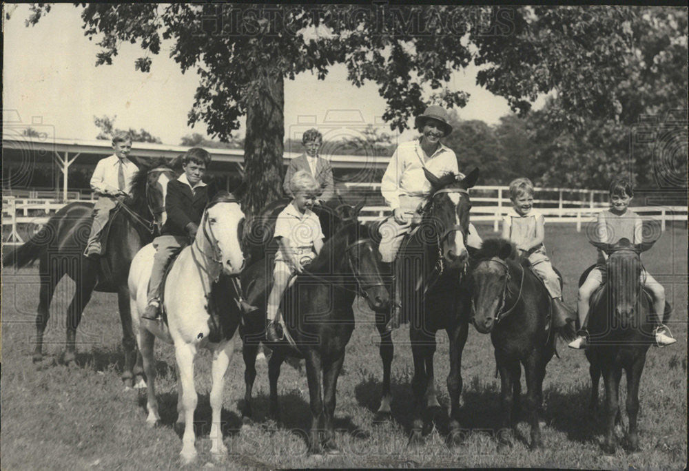 1932 Press Photo Miss Elizabeth Chase Fort Sheridan Horse Show - Historic Images