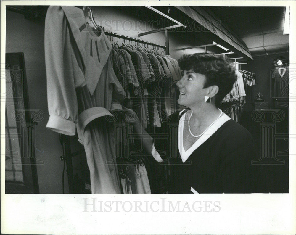 1984 Press Photo Interior Designer Marty Muldoon Shops for Clothes at Annie&#39;s - Historic Images