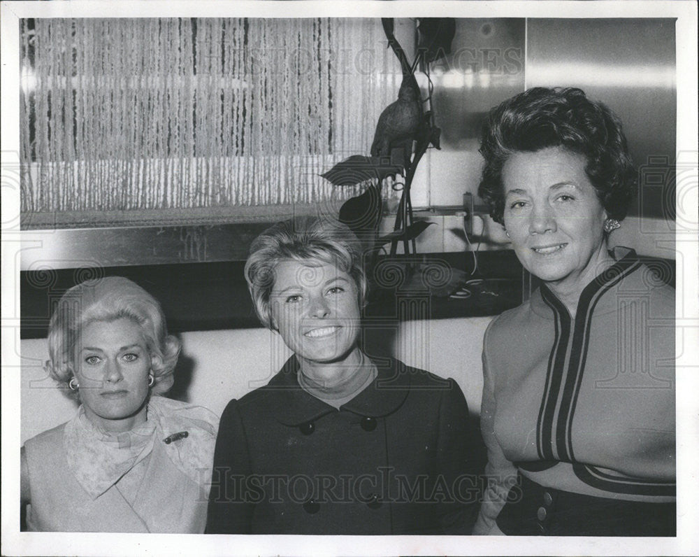 1968 Press Photo Mrs. Joseph Nellis &amp; Mrs. James Magin during meeting of Chicago - Historic Images