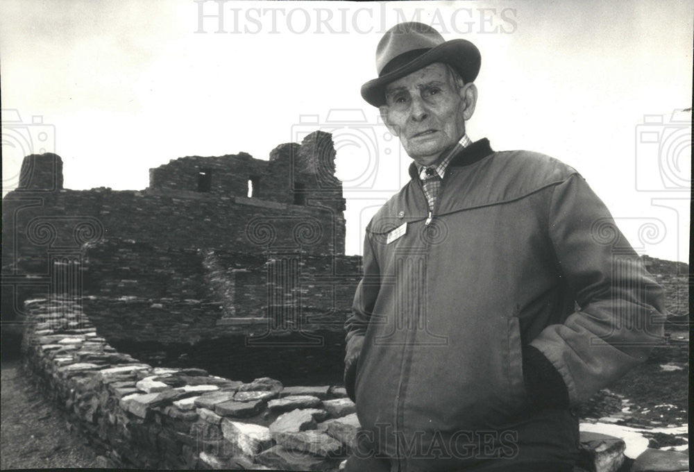 1987 Press Photo Fred Sisneros American Salinas National Monument Guard Chicago - Historic Images