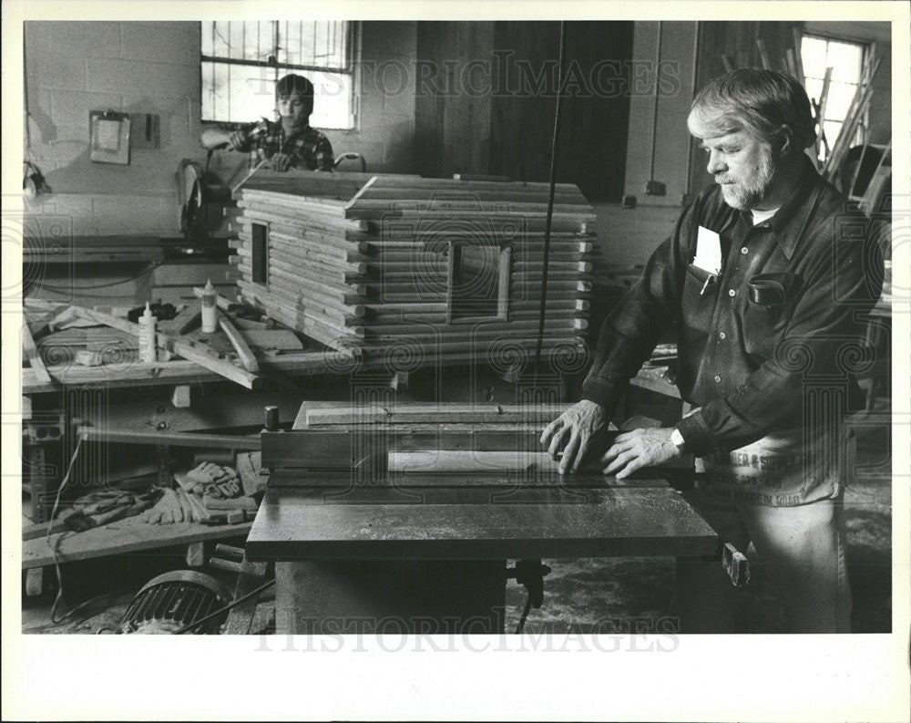 1983 Press Photo Roy A Tosch,woodworking shop.Eddie Balwierz helps - Historic Images