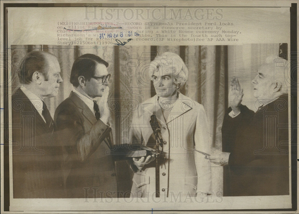 1976 Press Photo Elliot Richard American Politician Lawyer with President Ford - Historic Images