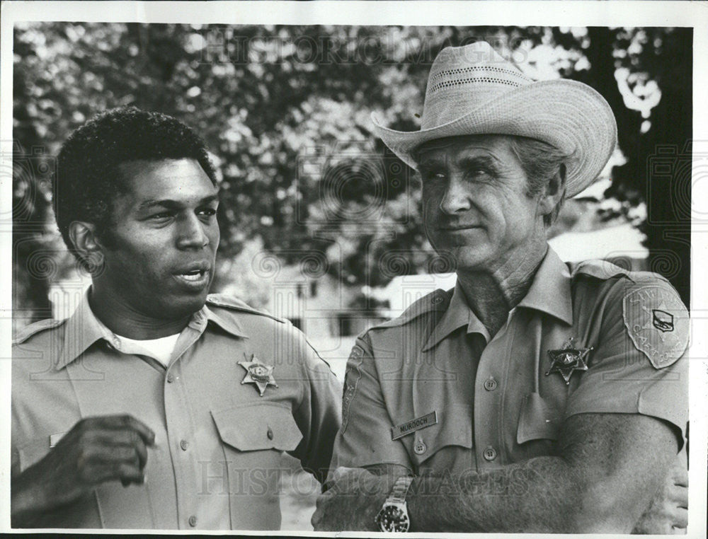 1973 Press Photo Hari Rhodes Plays the Dupty Sheriff in a Small Town in &quot;Adopts&quot; - Historic Images