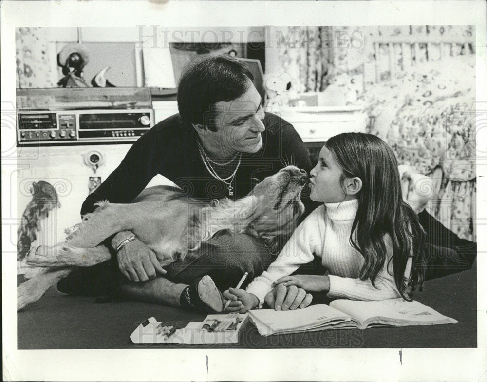 1976 Press Photo John Revson, dog Digby and daughter Jill - Historic Images