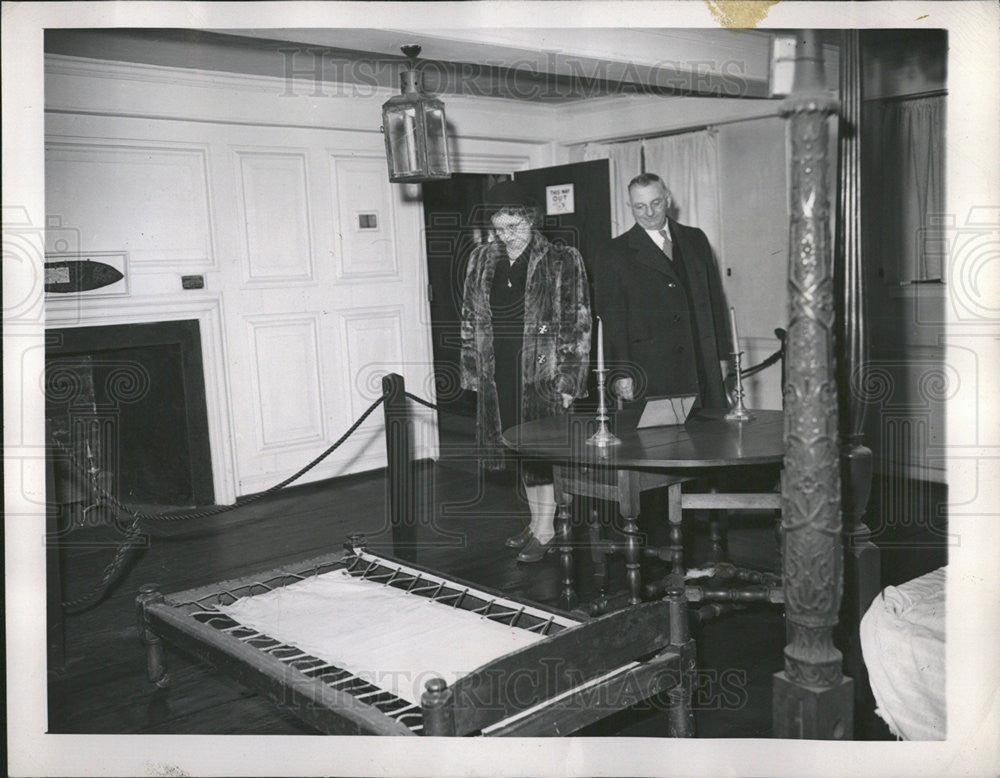 1947 Press Photo Paul Revere House Visitors Admire Trundle Bed Dining Table - Historic Images