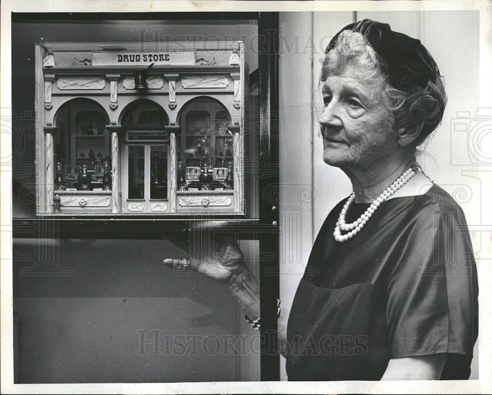 1963 Press Photo Mrs. Thorne miniature objects new creation old drug store - Historic Images