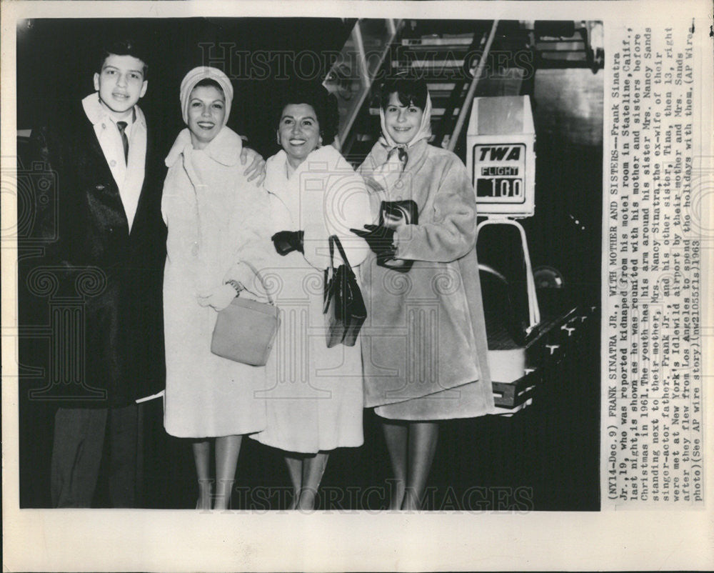 1963 Press Photo Frank Sinatra American singer film actor Stateline Calif hotel - Historic Images